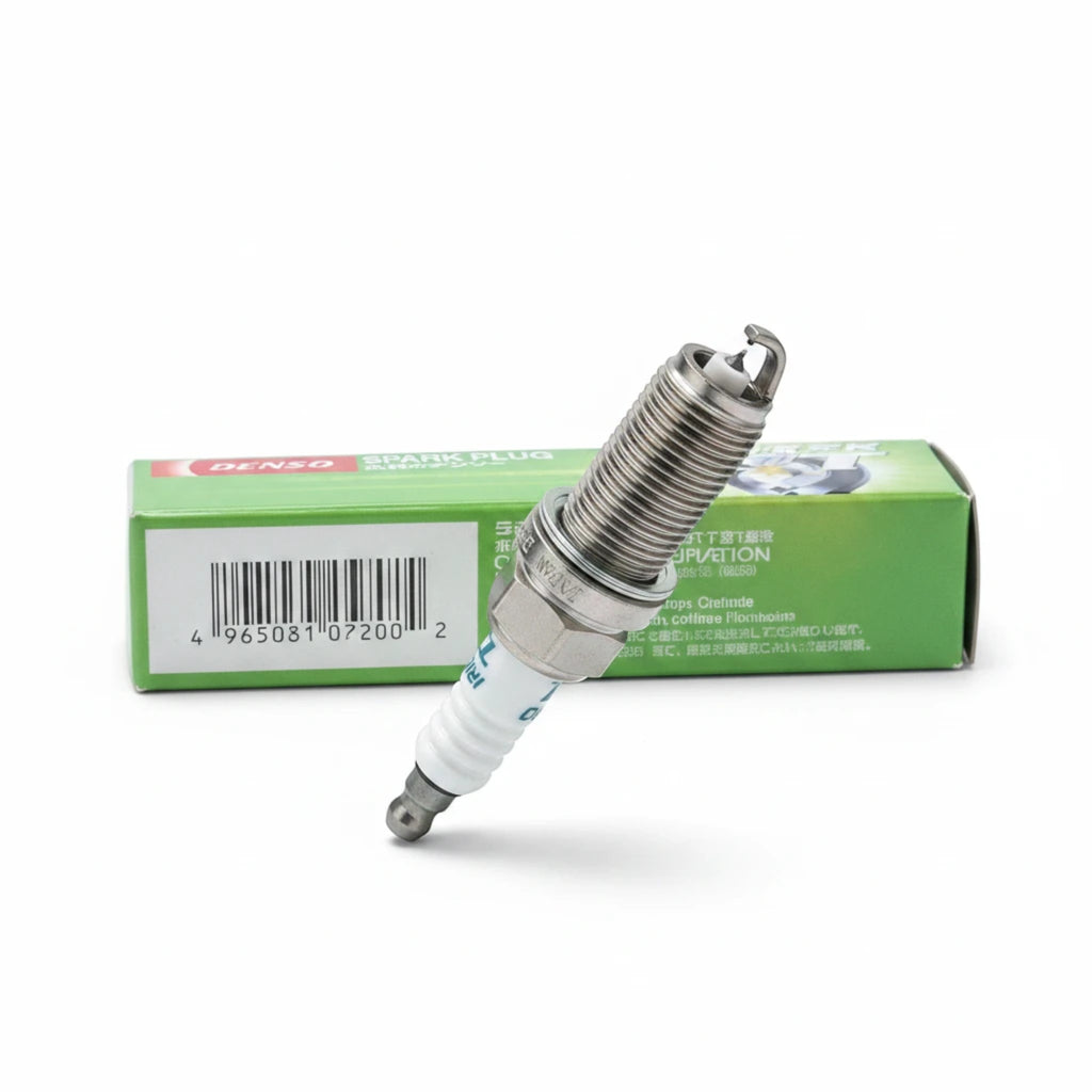 BANQIU Cambodia Co.,Ltd. 出售的 DENSO Iridium TT 高性能汽车火花塞，配有绿色包装盒