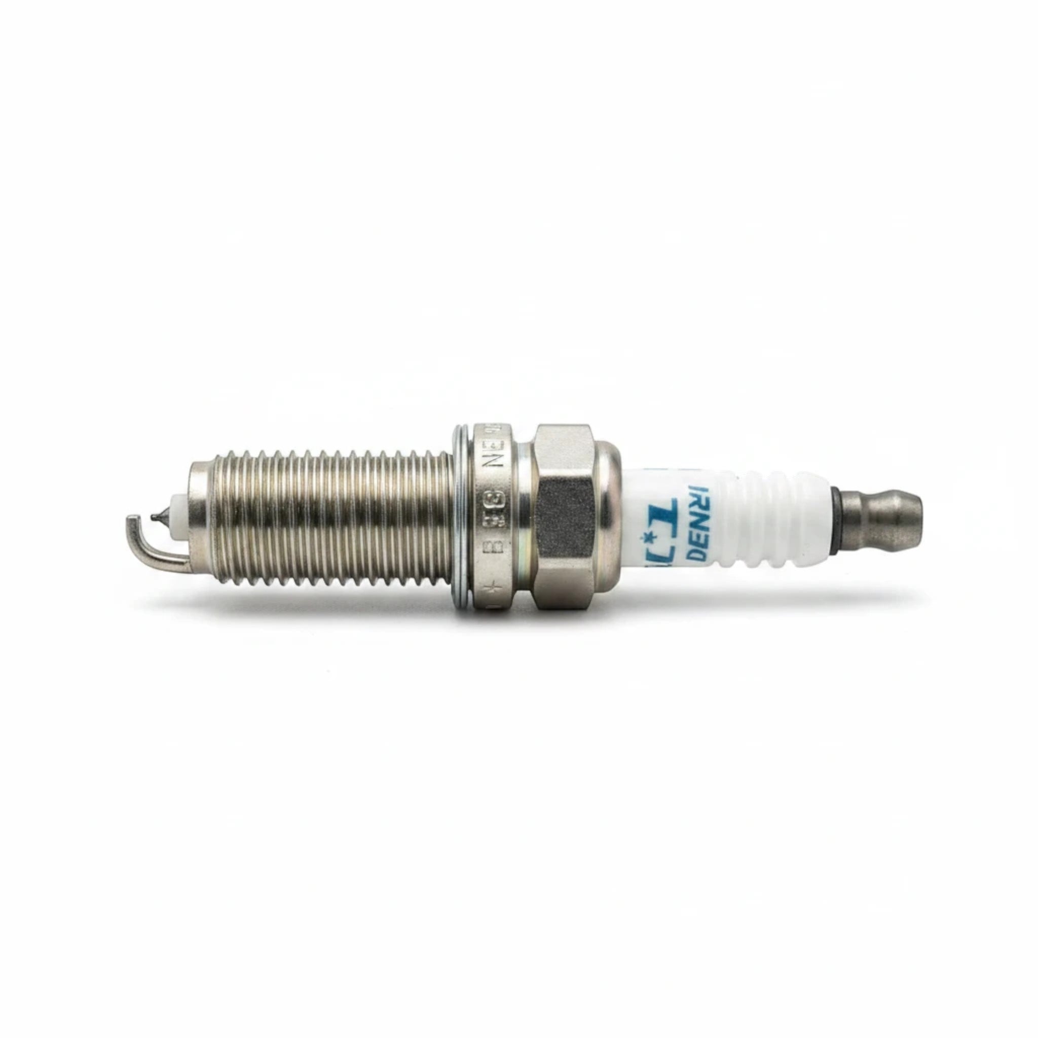 BANQIU Cambodia Co.,Ltd. 出售的 DENSO Iridium TT 高性能汽车火花塞，具有双针技术，可实现高效点火和耐用性。