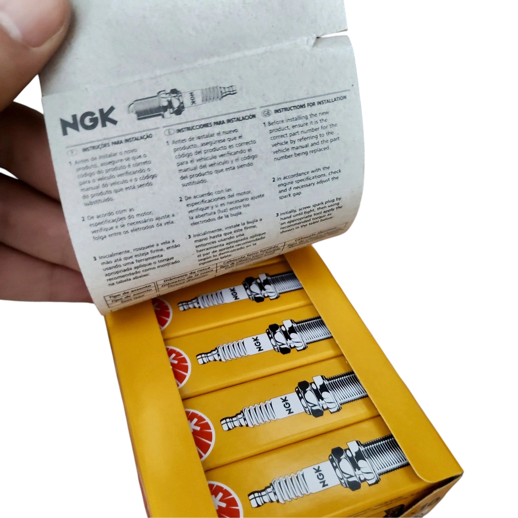 BANQIU Cambodia Co.,Ltd. 提供的高品质 NGK BM6A 火花塞，适用于 TU26 和 5200 等二冲程发动机，整齐排列在黄色包装盒中。