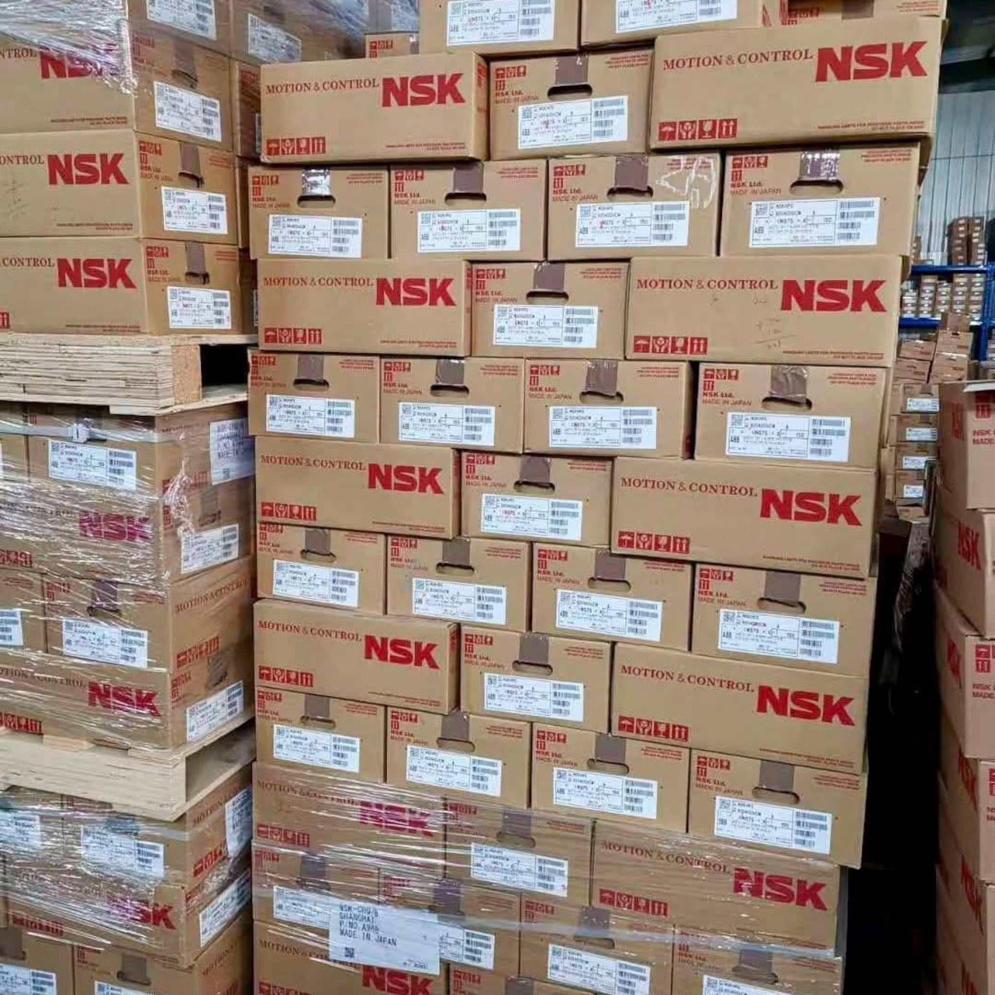 BANQIU Cambodia Co.,Ltd. 供应的 NSK 6201 和 6301 高性能工业轴承纸箱堆叠展示