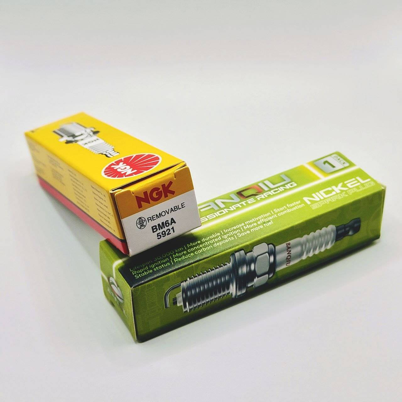BANQIU Cambodia Co.,Ltd. 提供的高性能 BM6A 火花塞，适用于 TU26 和 5200 二冲程发动机，包装盒展示